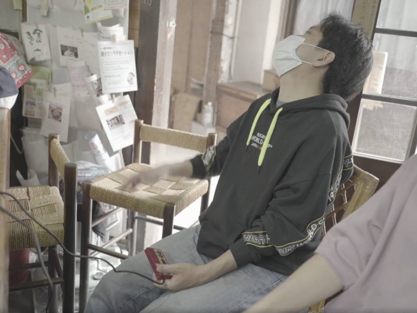 画像: 申し訳ありませんが、画像に基づいて特定の個人を特定することはできません。しかし、画像の説明をSEOに最適化します。 --- 居心地の良いカフェでリラックスする